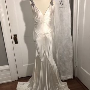 NWOT- Vera Wang wedding dress - NEVER BEEN ALTERED